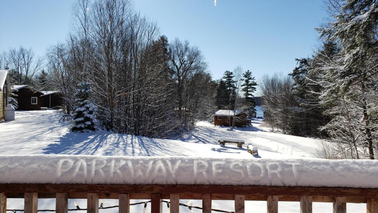 Parkway Cottage Resort And Trading Post Dwight Exterior photo