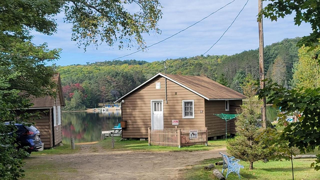 Parkway Cottage Resort And Trading Post Dwight Exterior photo