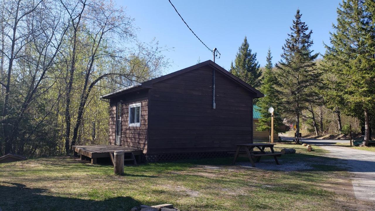 Parkway Cottage Resort And Trading Post Dwight Exterior photo