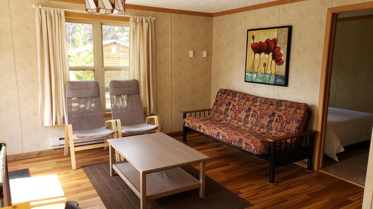 Parkway Cottage Resort And Trading Post Dwight Exterior photo