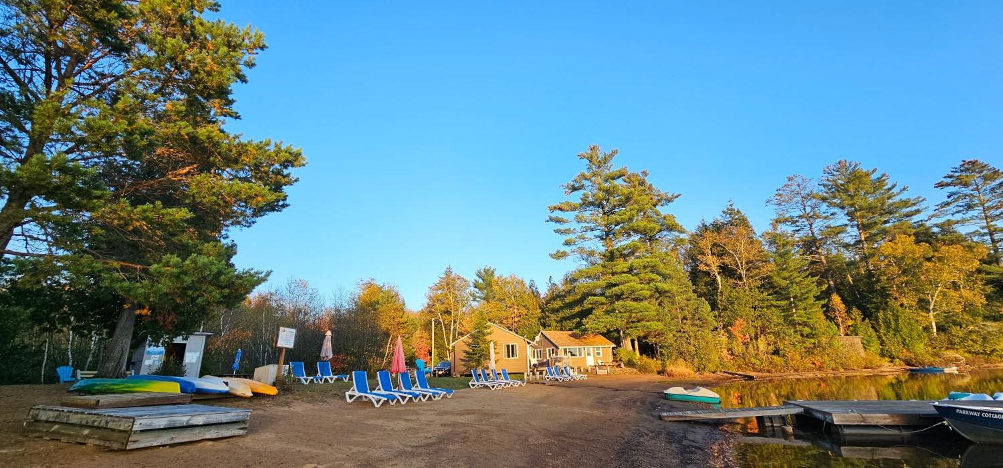 Parkway Cottage Resort And Trading Post Dwight Exterior photo