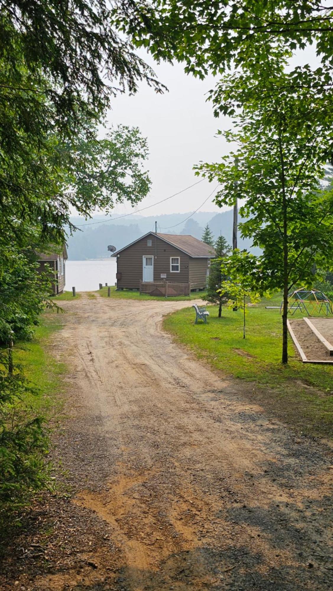 Parkway Cottage Resort And Trading Post Dwight Exterior photo