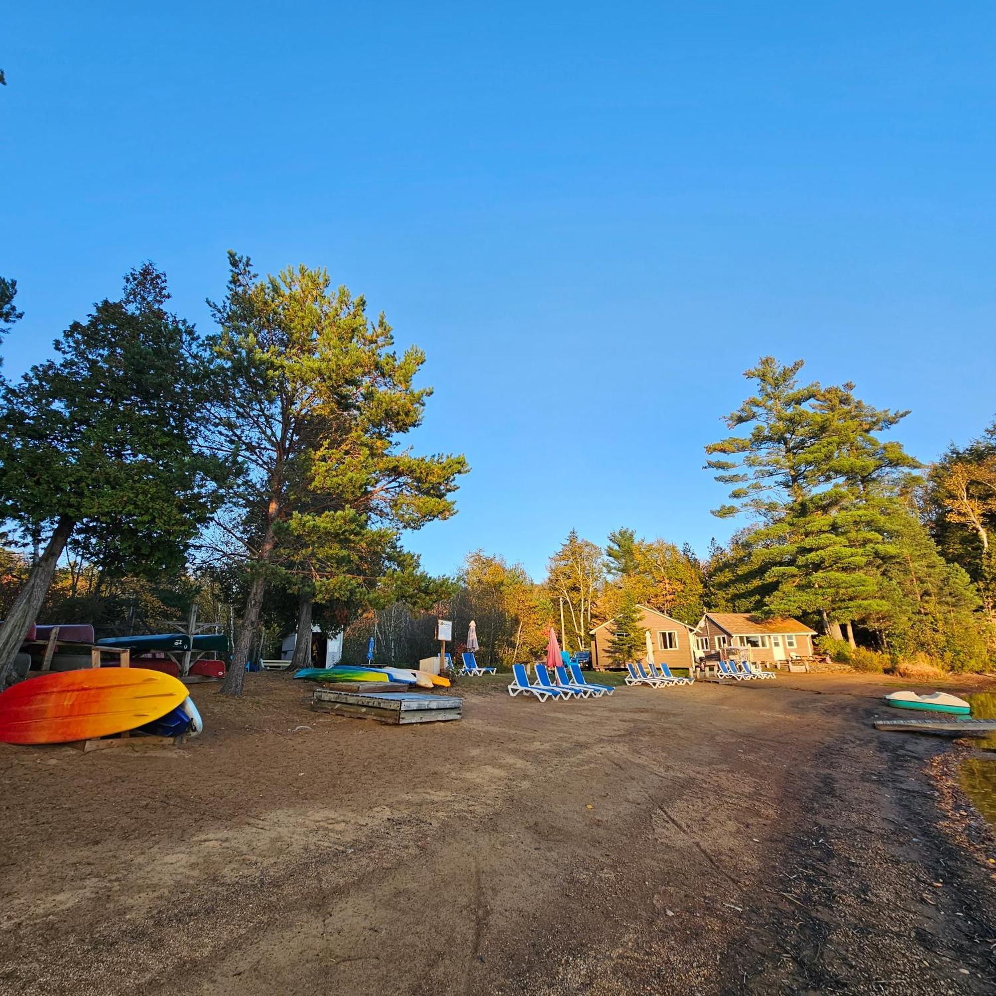 Parkway Cottage Resort And Trading Post Dwight Exterior photo