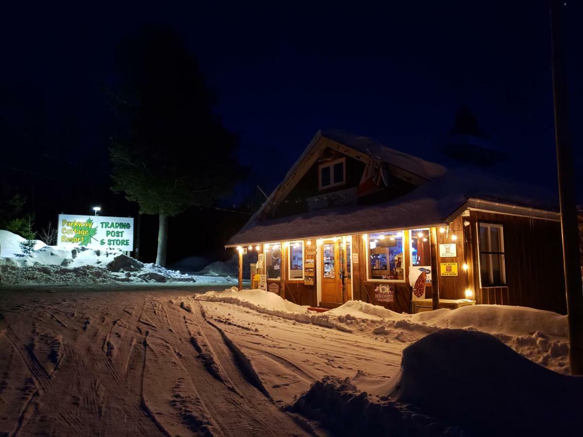 Parkway Cottage Resort And Trading Post Dwight Exterior photo