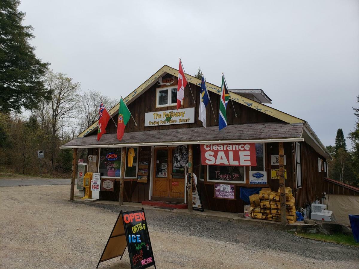Parkway Cottage Resort And Trading Post Dwight Exterior photo